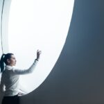 11 HR-тенденций 2024 года Girl using touch screen in a modern smart home