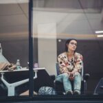 12 признаков того, что сотрудник собирается уволиться https://unsplash.com/photos/woman-sitting-on-chair-beside-table-ubQyvYf2Fqs?utm_content=creditShareLink&utm_medium=referral&utm_source=unsplash